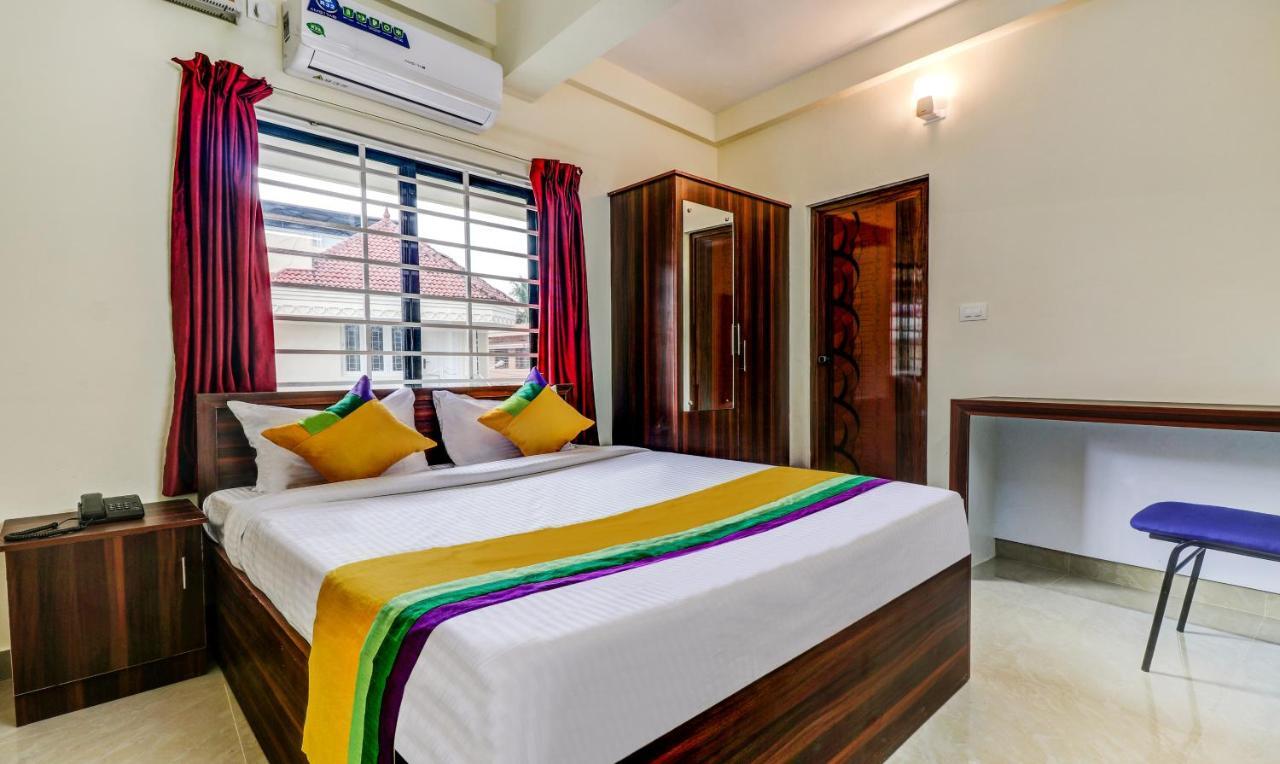 Itsy Hotels Rain Tulsi Stayz, Palarivattom Junction Kochi Exteriör bild